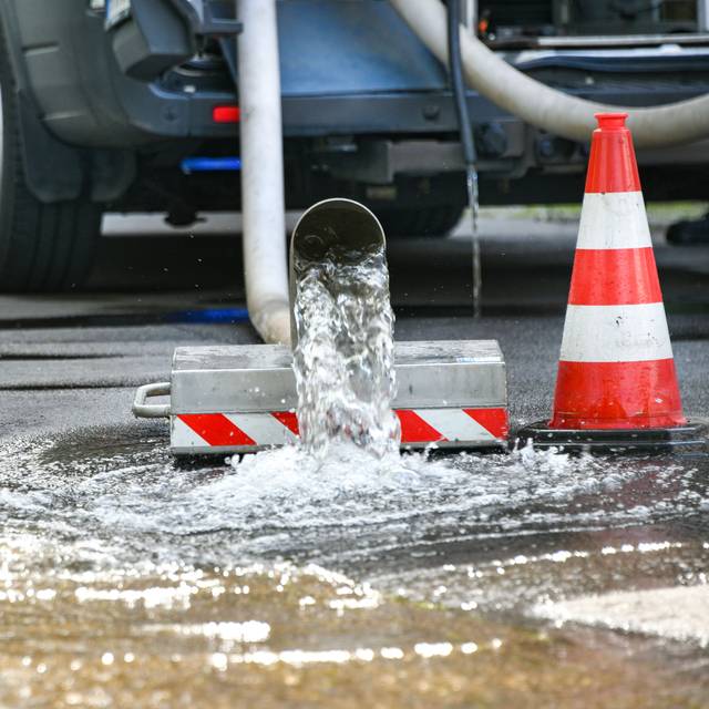 Wasser sprudelt aus einer Leitung