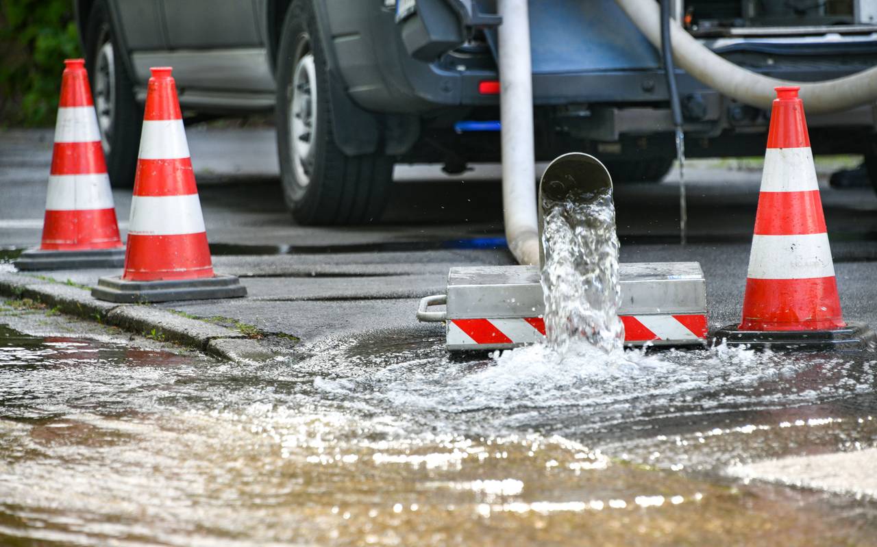 Wasser sprudelt aus einer Leitung