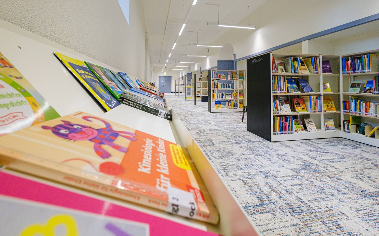 Ein Bücherregal in der Lebendigen Bibliothek Bottrop