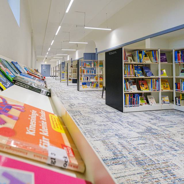 Ein Bücherregal in der Lebendigen Bibliothek Bottrop