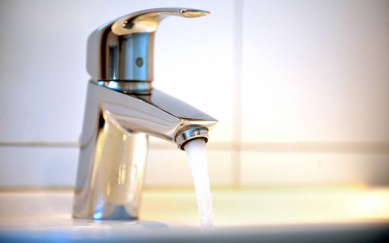 Laufender Wasserhahn
