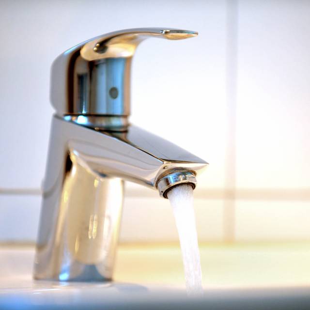 Laufender Wasserhahn