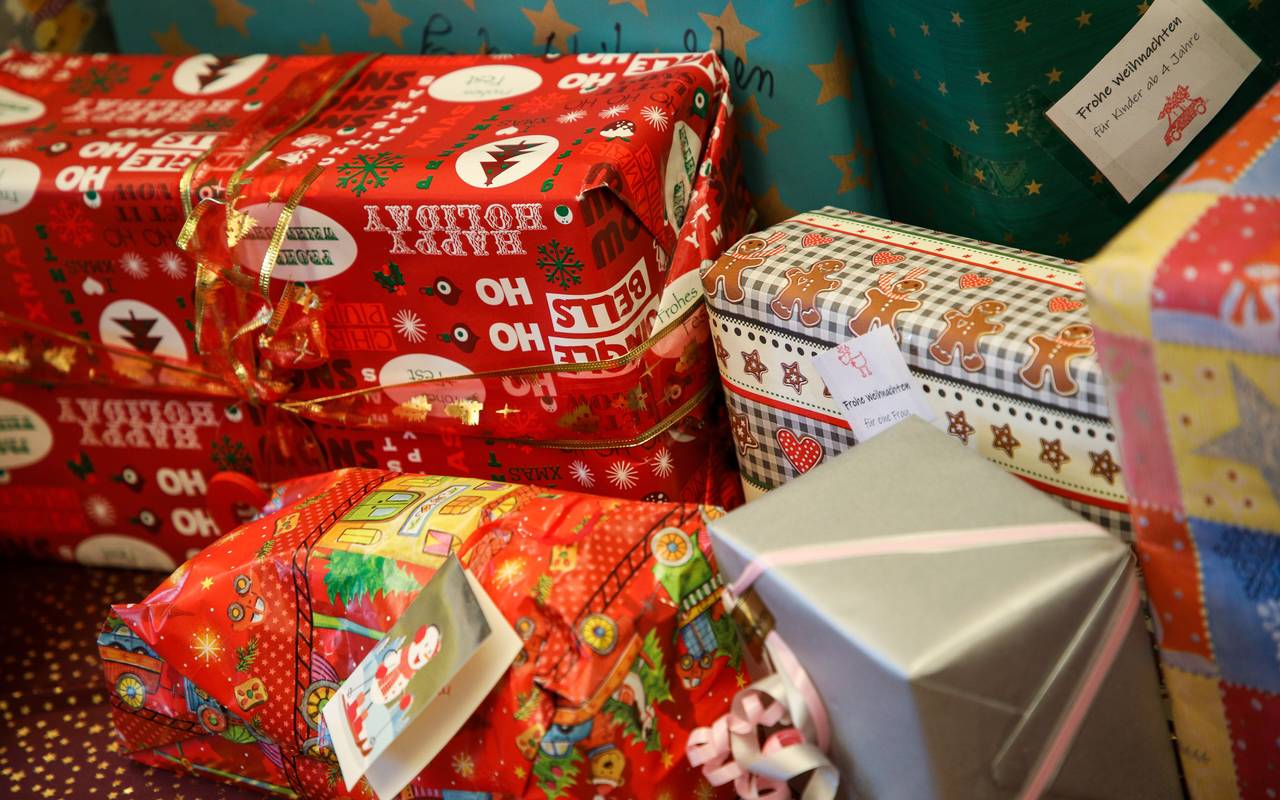 Gepackte Weihnachtspäckchen für die Tafel