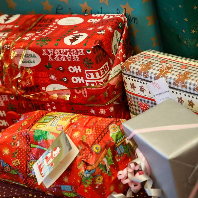 Gepackte Weihnachtspäckchen für die Tafel