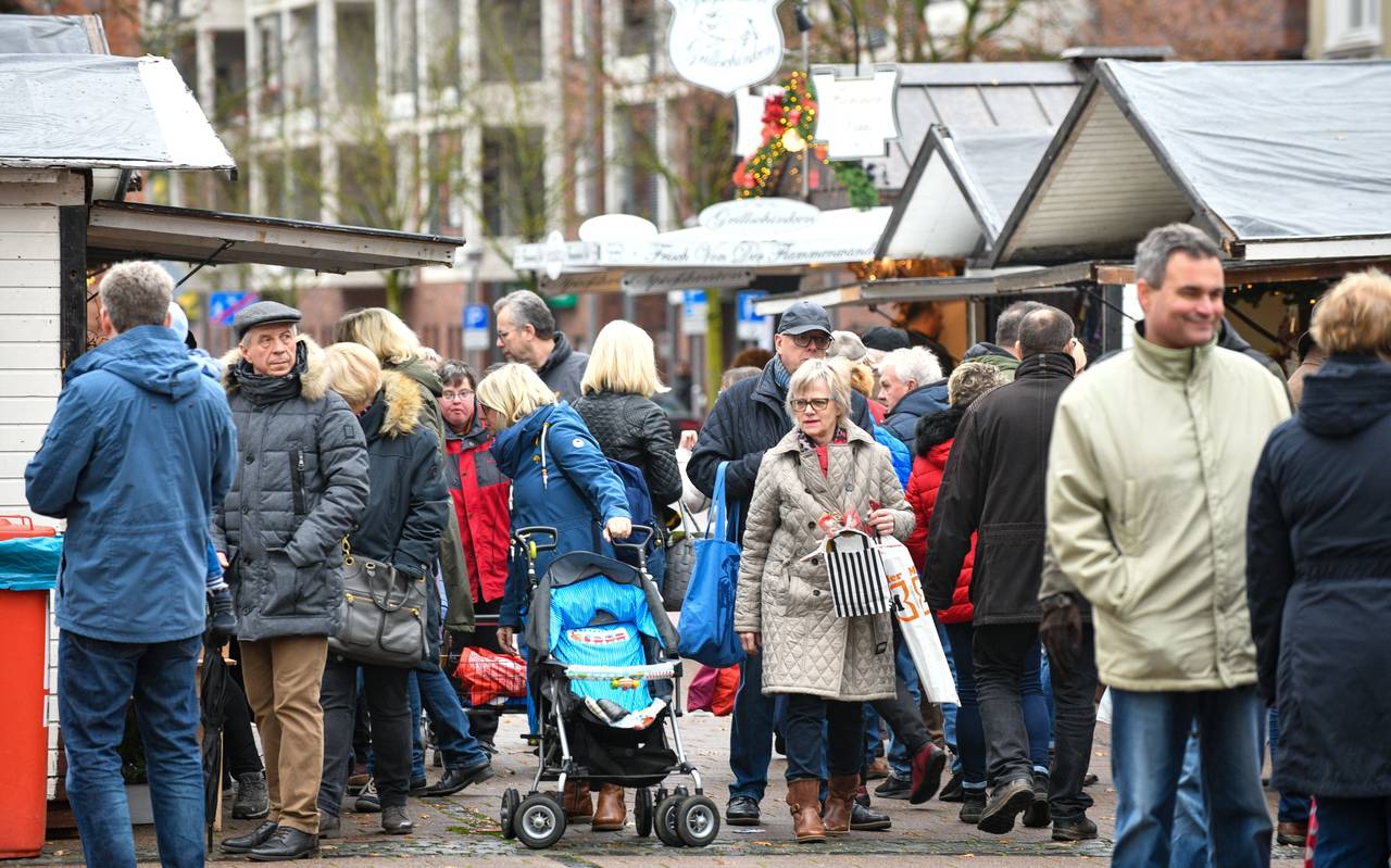 Passanten beim Nikolausmarkt in Gladbeck