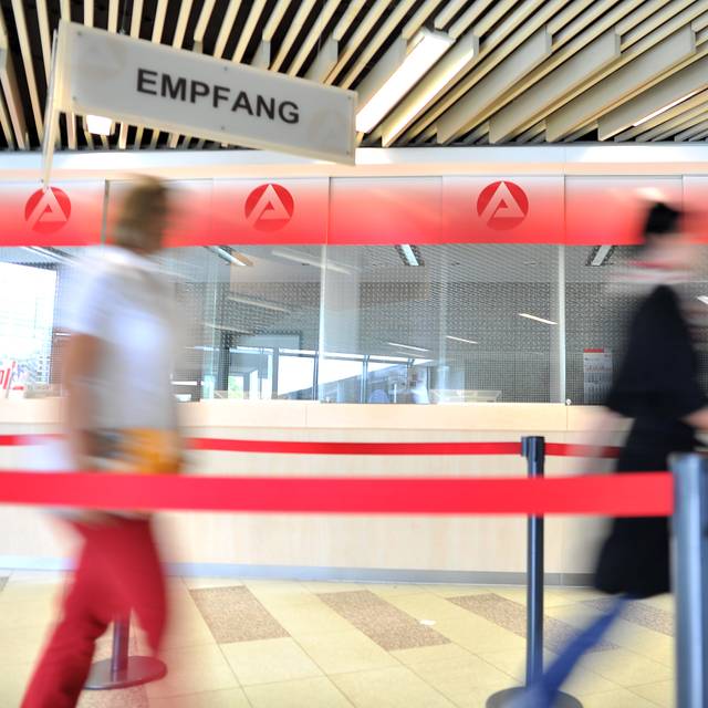 Kunden bei der Agentur für Arbeit