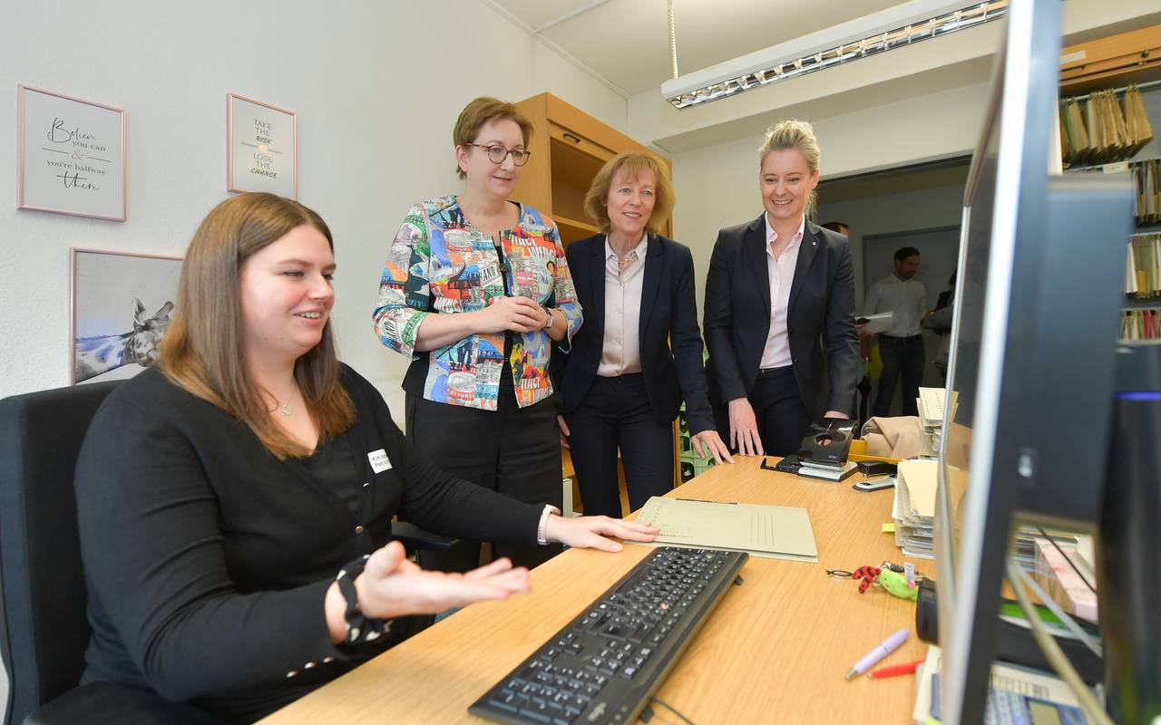 Bundesbauministerin Klara Geywitz in der Gelsenkirchener Wohngeldstelle