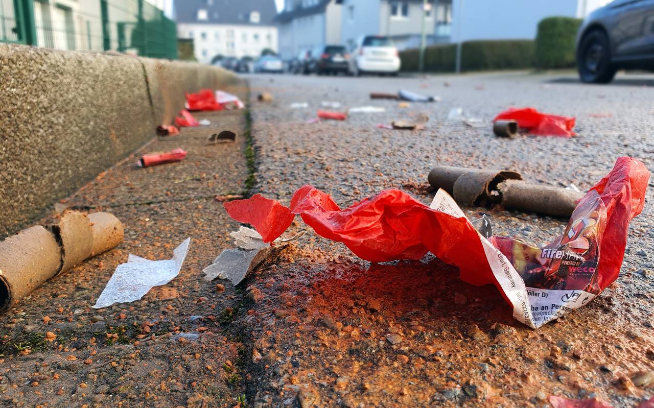 Müll durch Böllerreste auf der Straße
