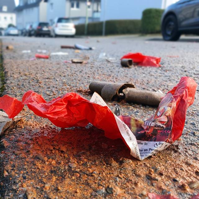 Müll durch Böllerreste auf der Straße