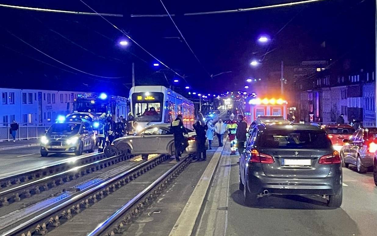 Ein Sportwagen hängt im Gleisbett der Straßenbahn auf der Berliner Brücke in Gelsenkirchen