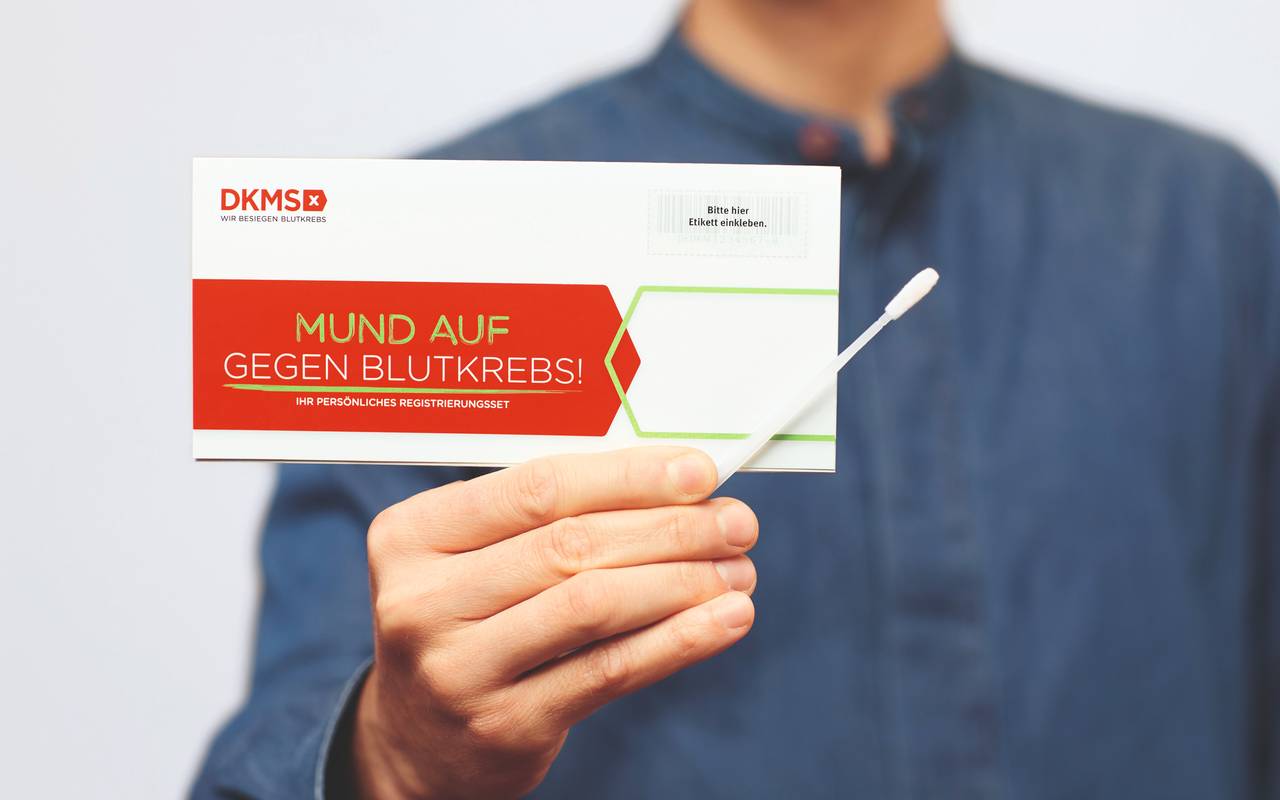 Das Teststäbchen für die Registrierung zur Stammzellenspende bei der DKMS