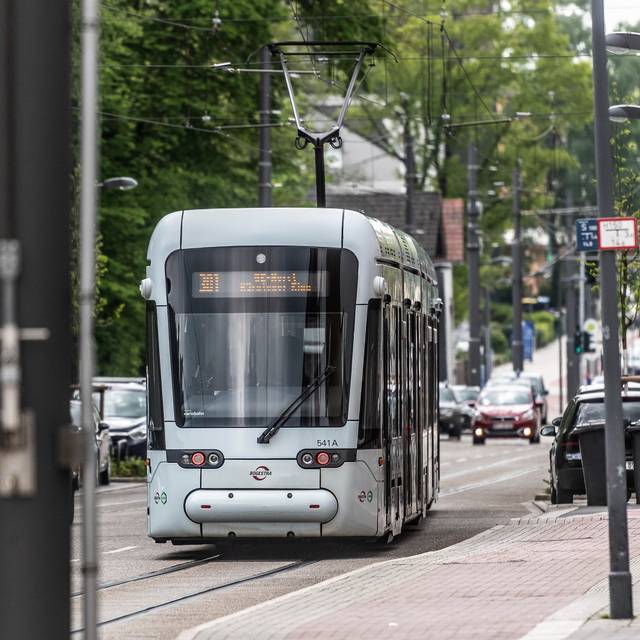 Eine Bahn der Straßenbahnlinie 301