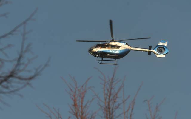 Polizei-Hubschrauber am Himmel