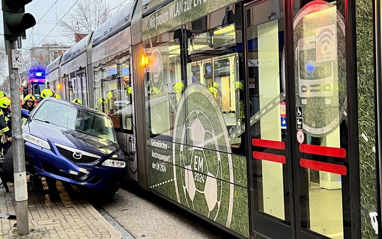 Ein Auto ist mit einer Straßenbahn kollidiert