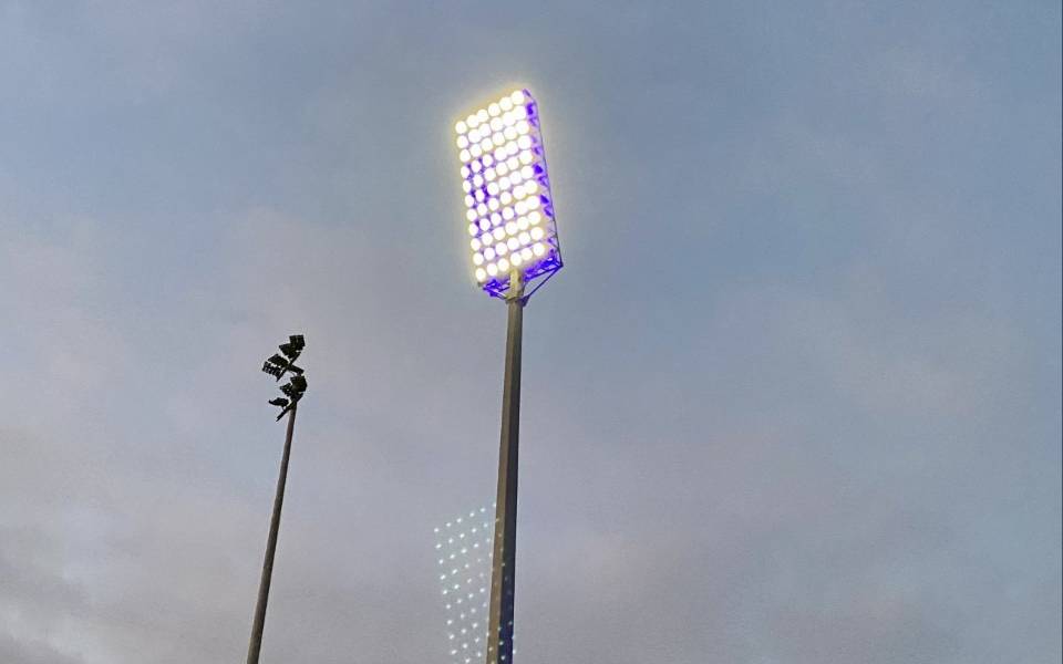 Der Flutlichtmast im Parkstadion leuchtet wieder