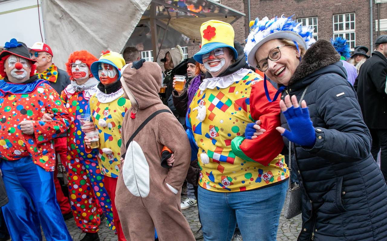 Feiernde beim Rosenmontagszug Bottrop 2023