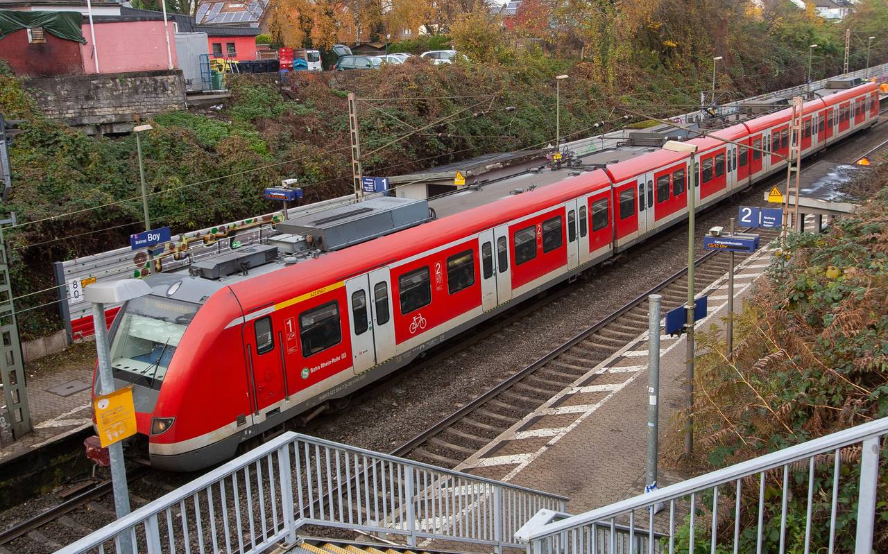 Zug auf dem Gleis im Bahnhof Bottop-Boy