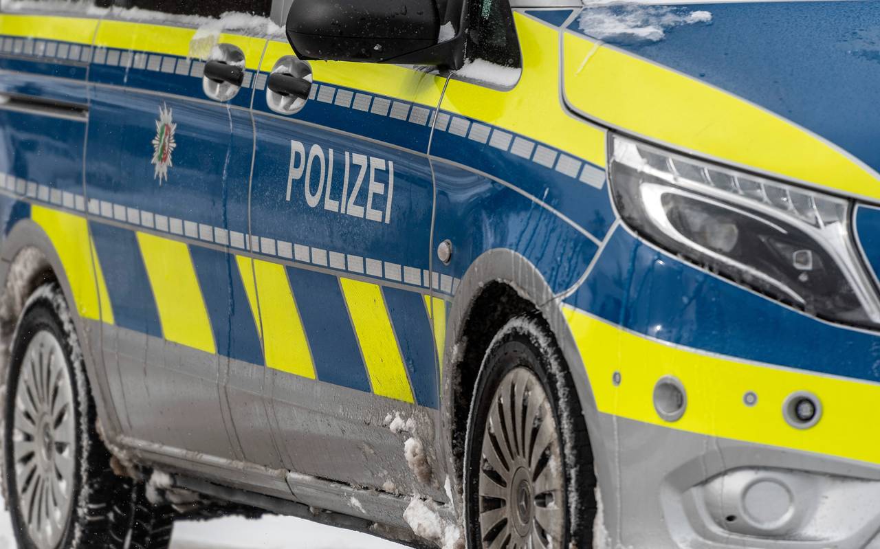 Verschneites Polizeiauto