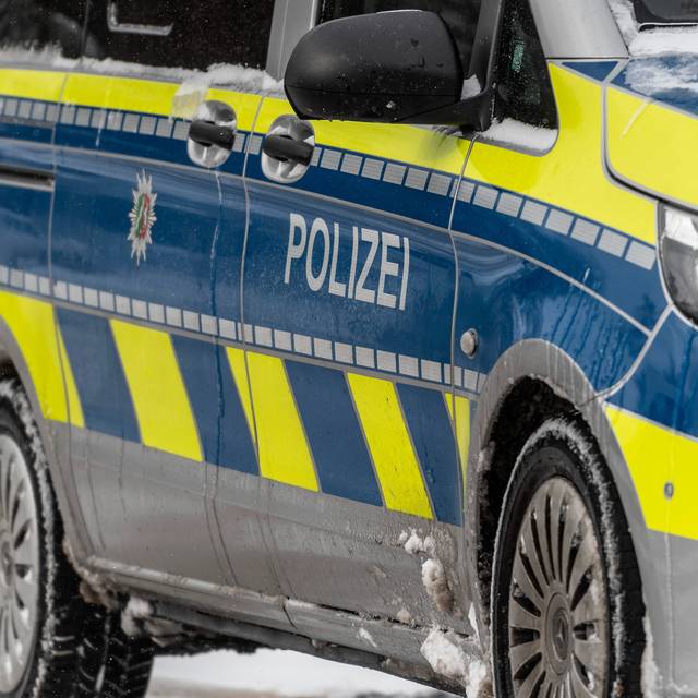 Verschneites Polizeiauto