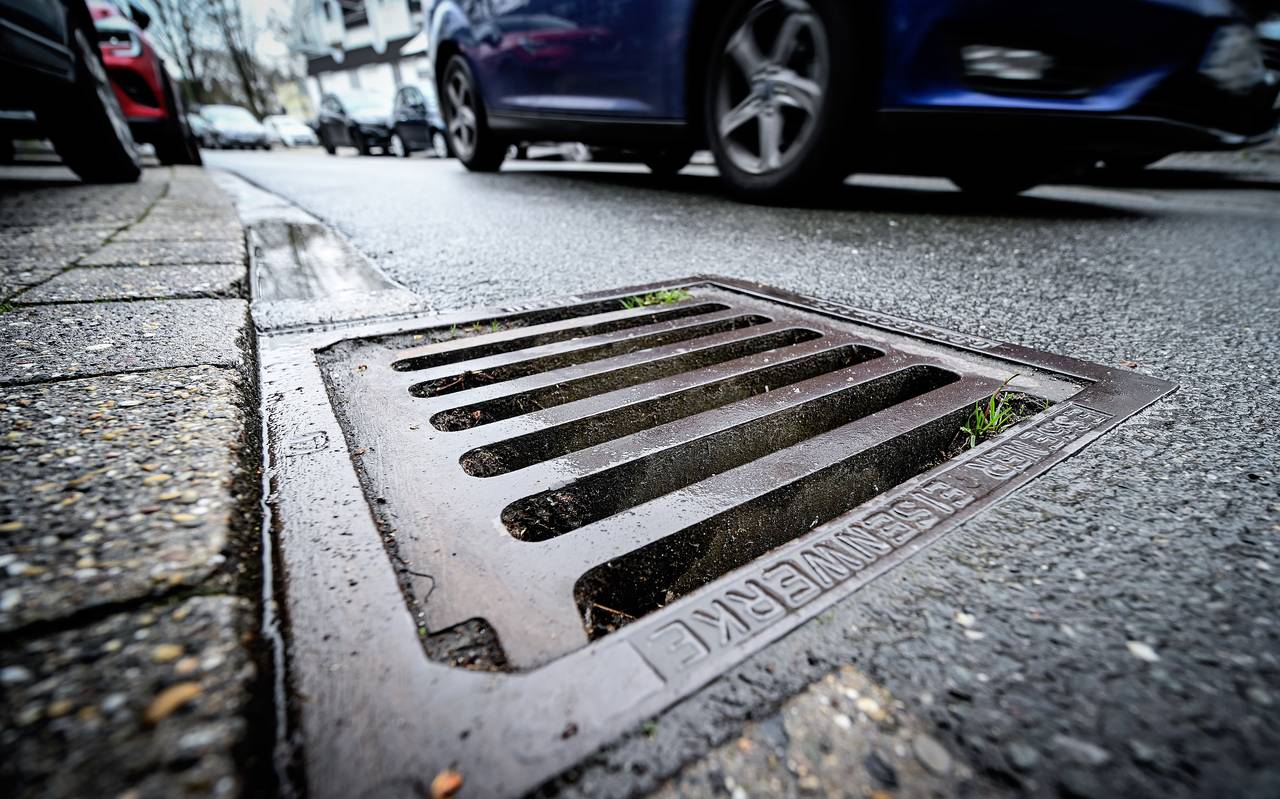 Ein Gullydeckel an einer Straße