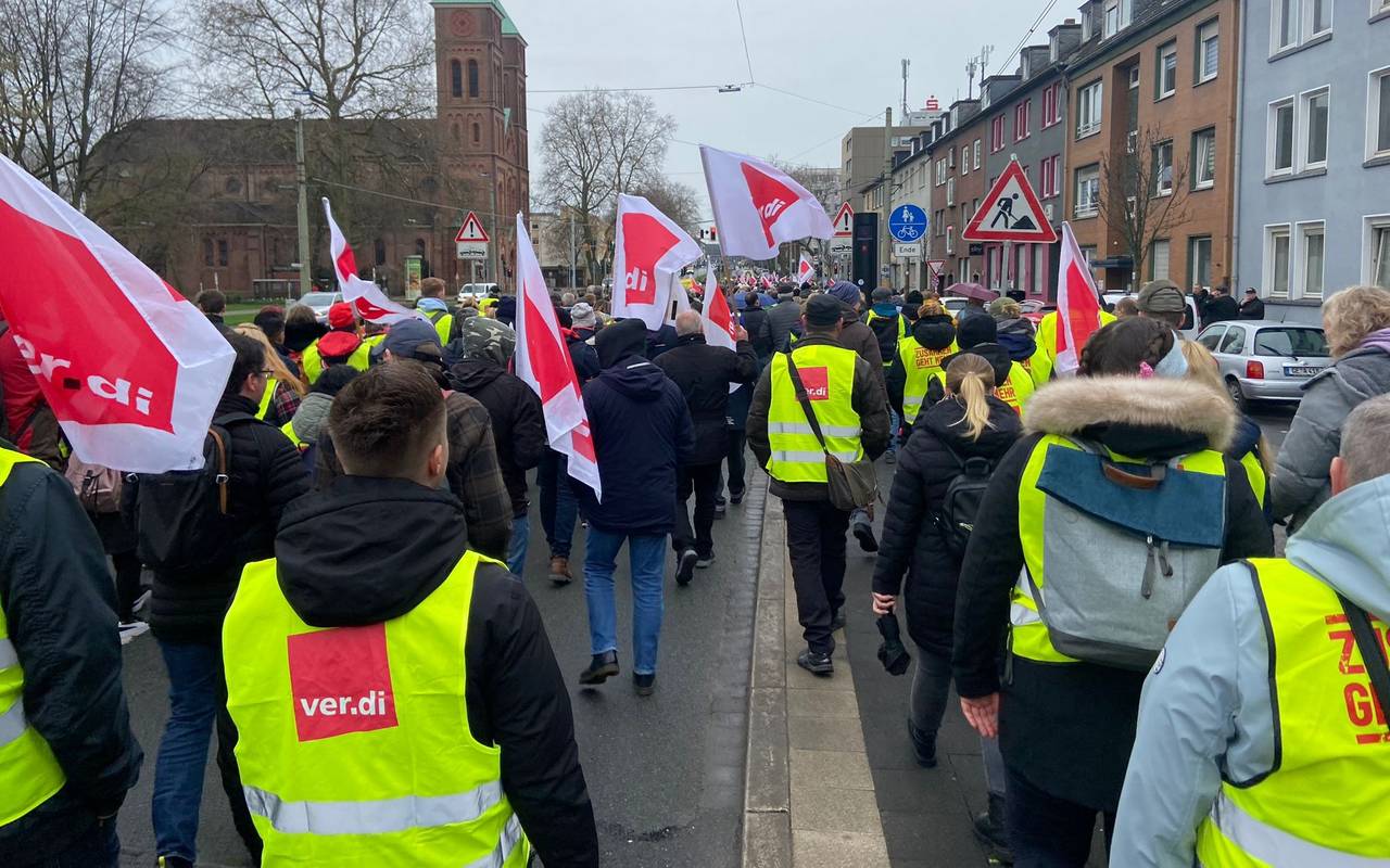 Streikende Demonstranten auf der Kurt-Schumacher-Straße