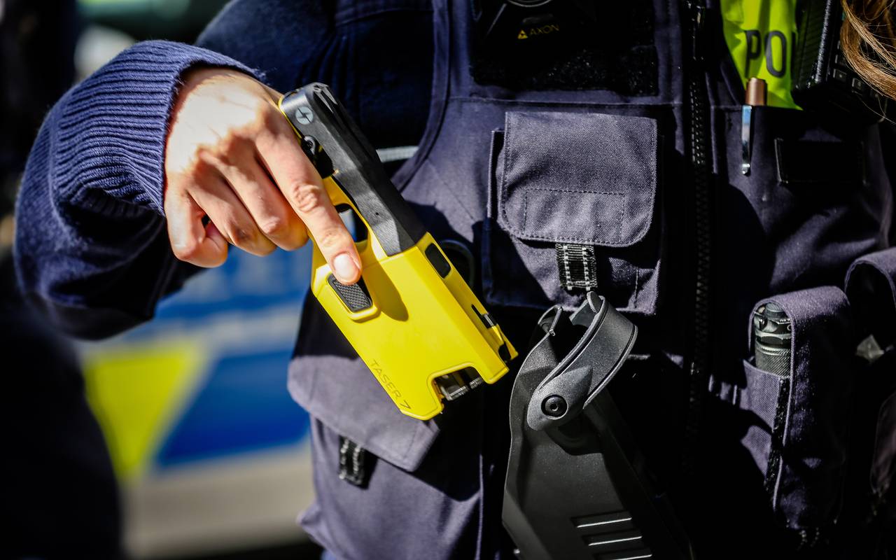 Polizisten zieht eine Elektroschock-Pistole
