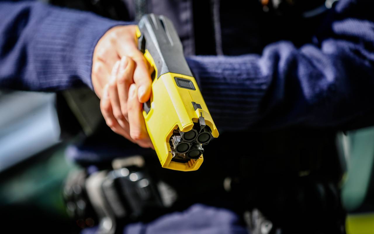 Polizistin mit Taser