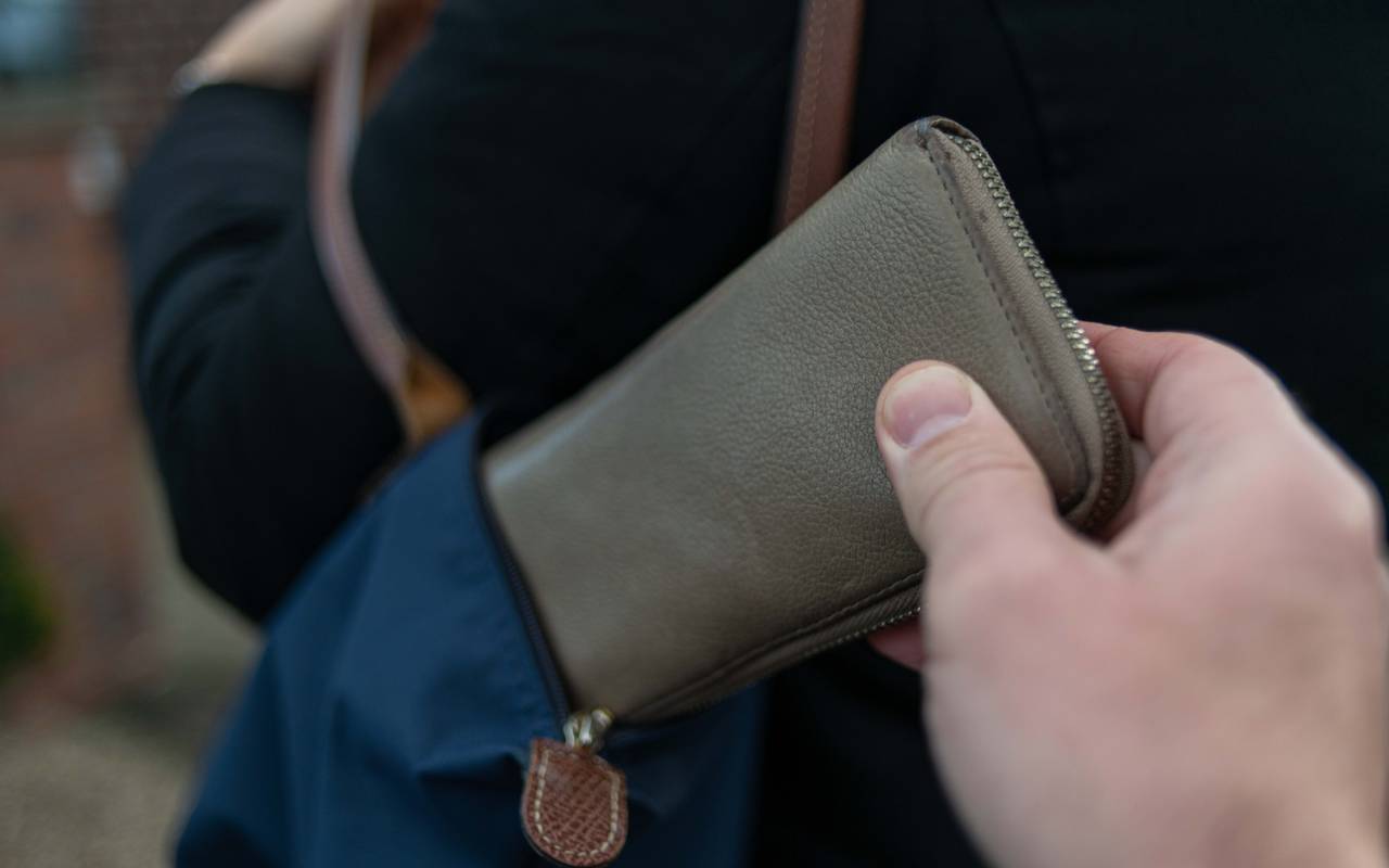 Dieb klaut Portemonnaie aus einer Handtasche