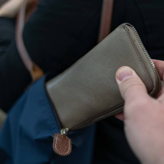 Dieb klaut Portemonnaie aus einer Handtasche
