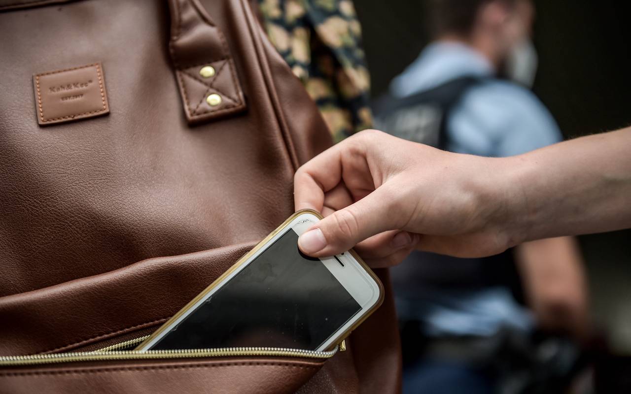 Dieb klaut Handy aus einer Handtasche