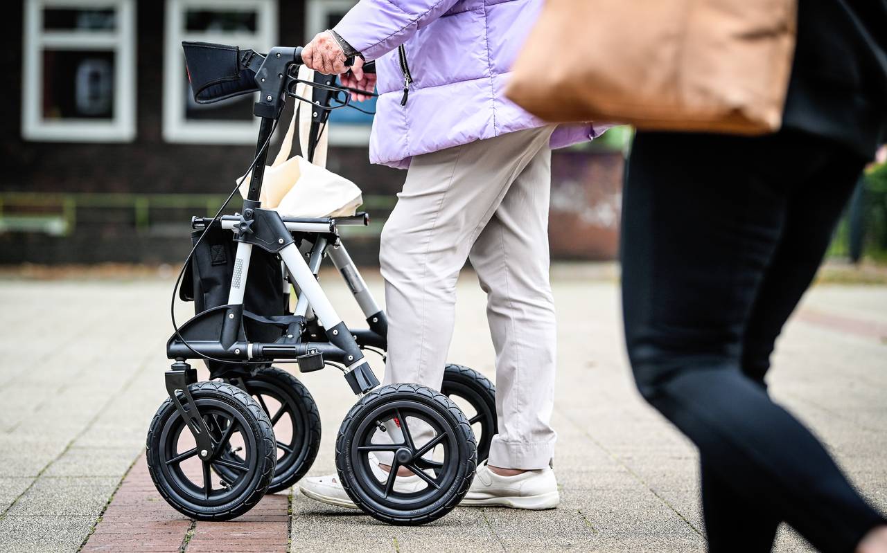 Rentnerin mit Rollator