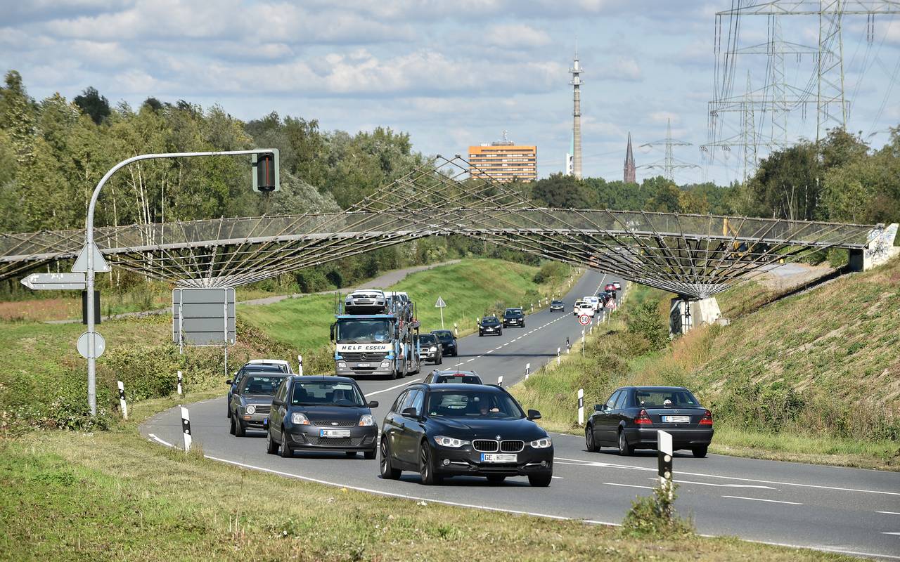 Verkehr auf der Hattinger Straße im Gelsenkirchener Süden