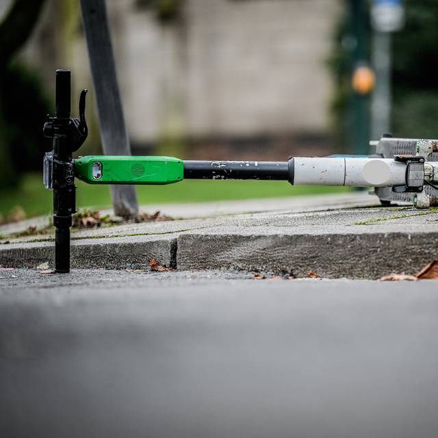 Herumliegender E-Scooter