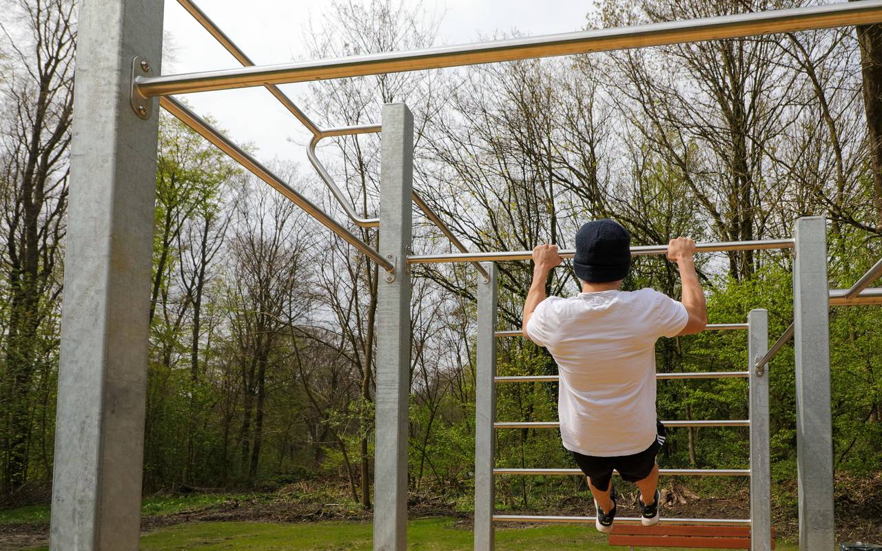Sportler an einer Calisthenics-Anlage