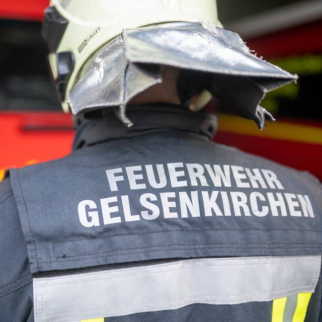 Feuerwehrmann vor Feuerwehrauto