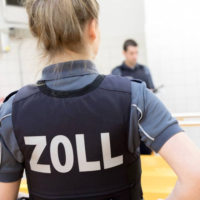 Zollkontrolleure bei der Arbeit