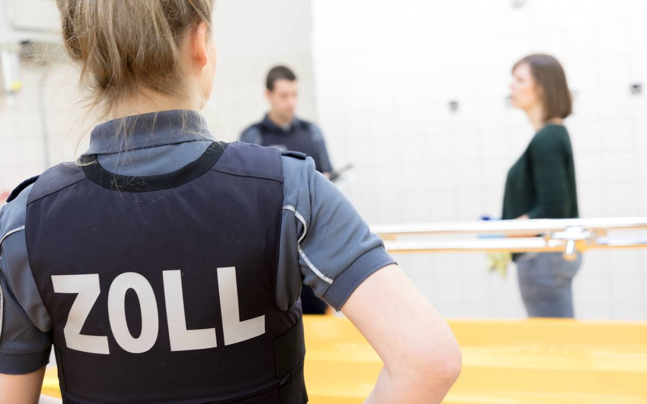 Zollkontrolleure bei der Arbeit