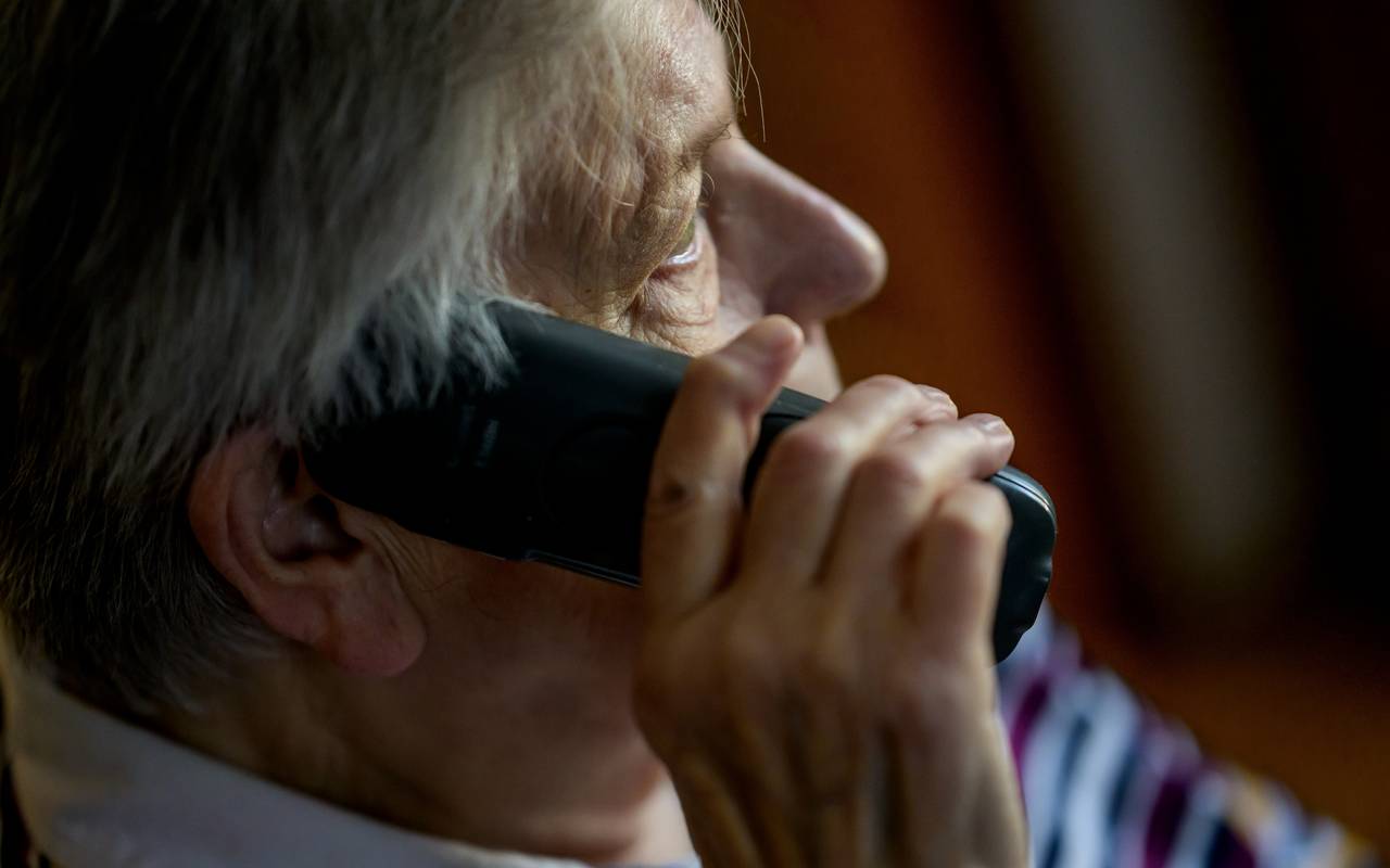 Seniorin am Telefon
