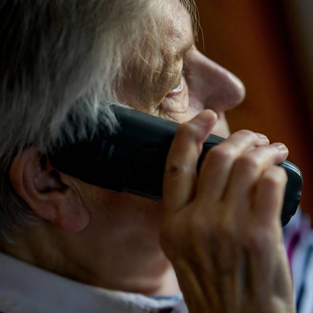 Seniorin am Telefon