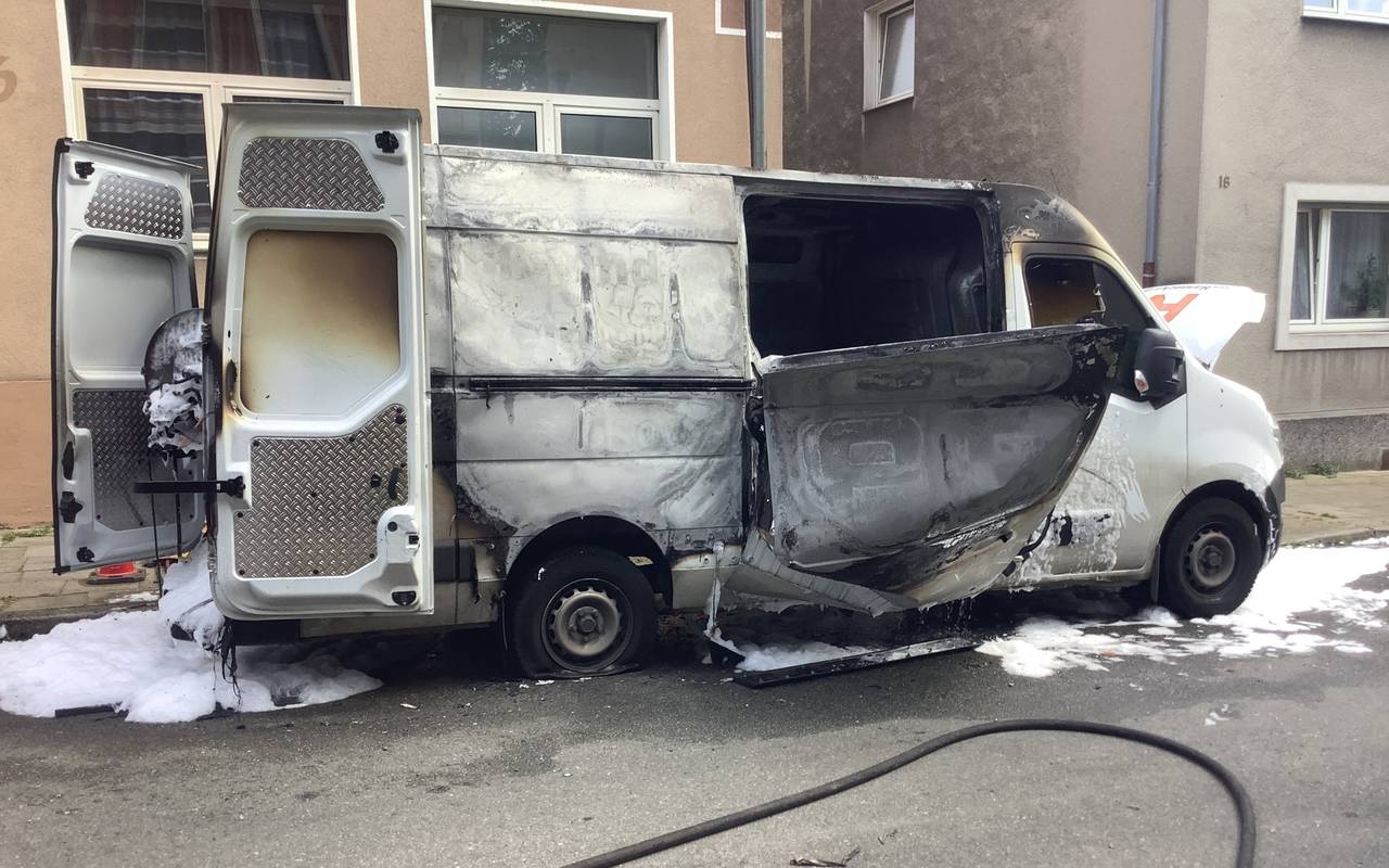 Ausgebrannter Kleintransporter in Gelsenkirchen-Buer