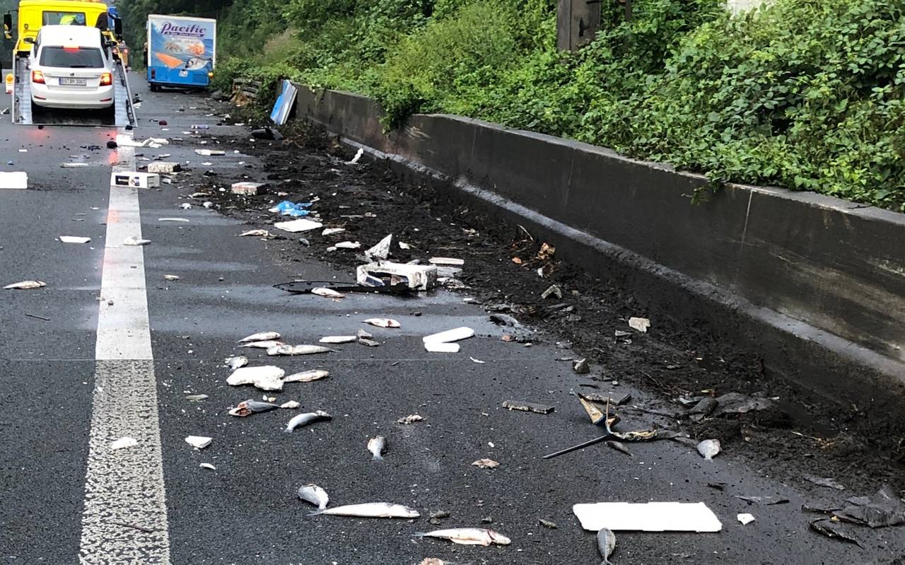Fischtransporter auf der A40 bei Gelsenkirchen verunglückt