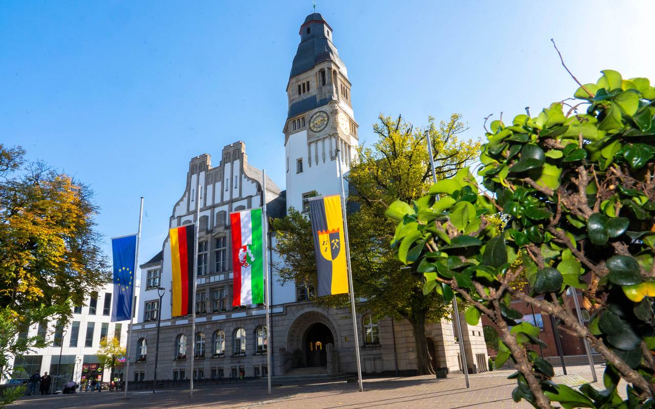 Flaggen auf halbmast Rathaus Gladbeck