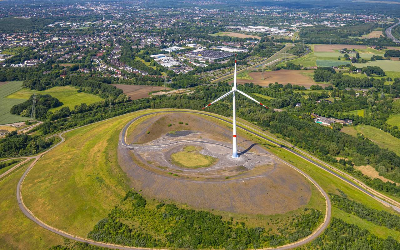 Das Windrad auf der Gladbecker Mottbruchhalde aus der Luft