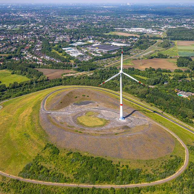 Das Windrad auf der Gladbecker Mottbruchhalde aus der Luft
