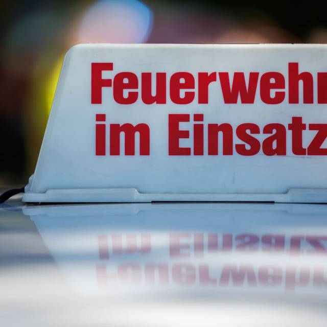 "Feuerwehr im Einsatz" steht auf einem mobilen Auto-Dachschild.