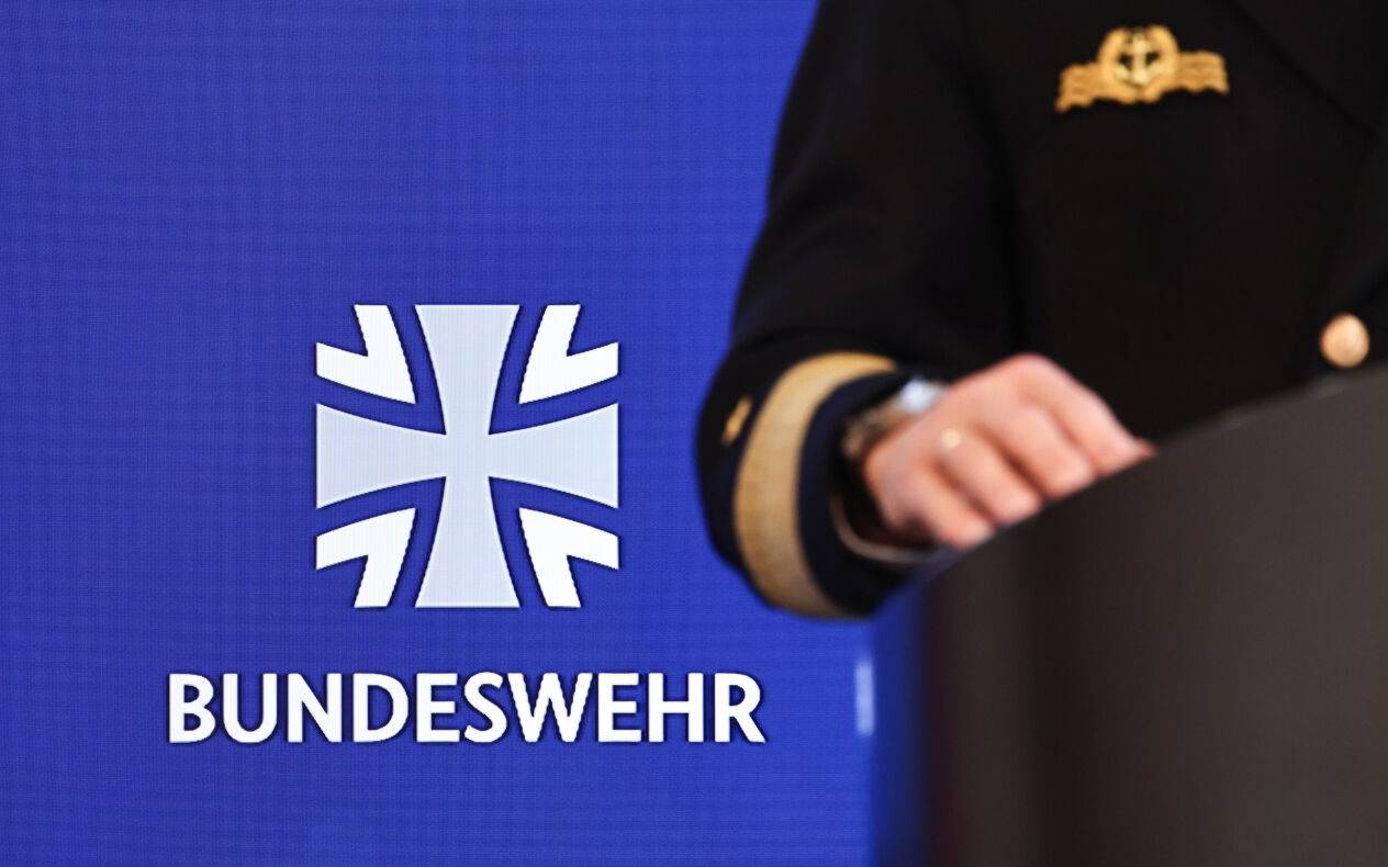 Blick auf ein Bundeswehr Schriftzug und Logo auf einem Monitor.