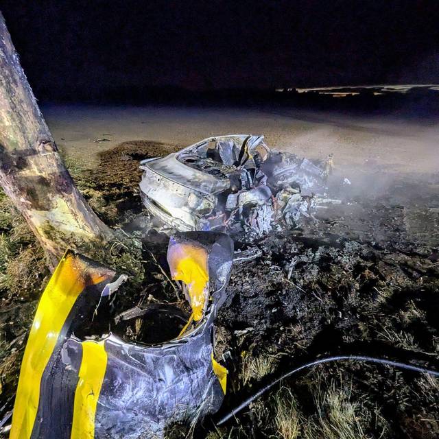 Auto fährt in NRW gegen Baum - Drei Tote