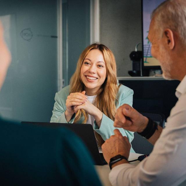 Eine Frau in einem Arbeitsgespräch