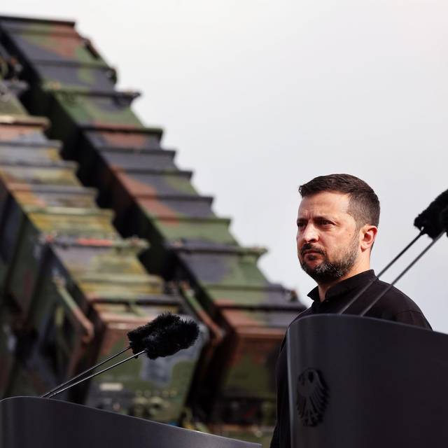 Wolodymyr Selenskyj vor einem Flugabwehrsystem Patriot