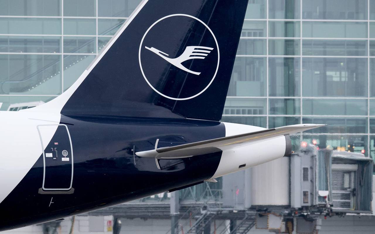 Lufthansa-Jet steht in München am Boden.